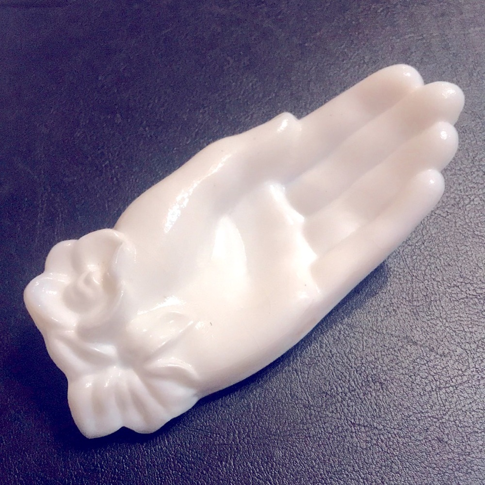 VINTAGE MILK GLASS HAND RING CATCHER… SO CUTE!!! 🥰